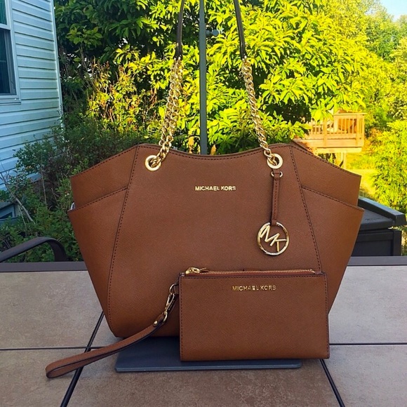 Michael Kors Handbags - NWT Michael Kors Jet Set Chain Tote & Wristlet